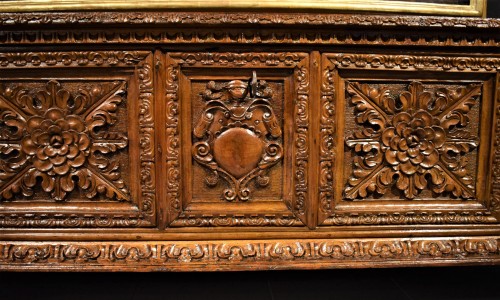 Antiquités - Chest in carved walnut of the Renaissance Lombardy,  17th century